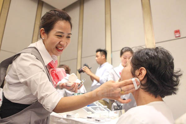 Nhân viên Amorepacific trang điểm cho bệnh nhân ung thư nữ tại Hà Nội, Việt Nam / Amorepacific Việt Nam