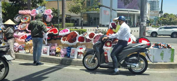 Vietnamese men buying flowers in front of M Plaza, District 1, Ho Chi Minh City / Provided by Yu Young-guk
